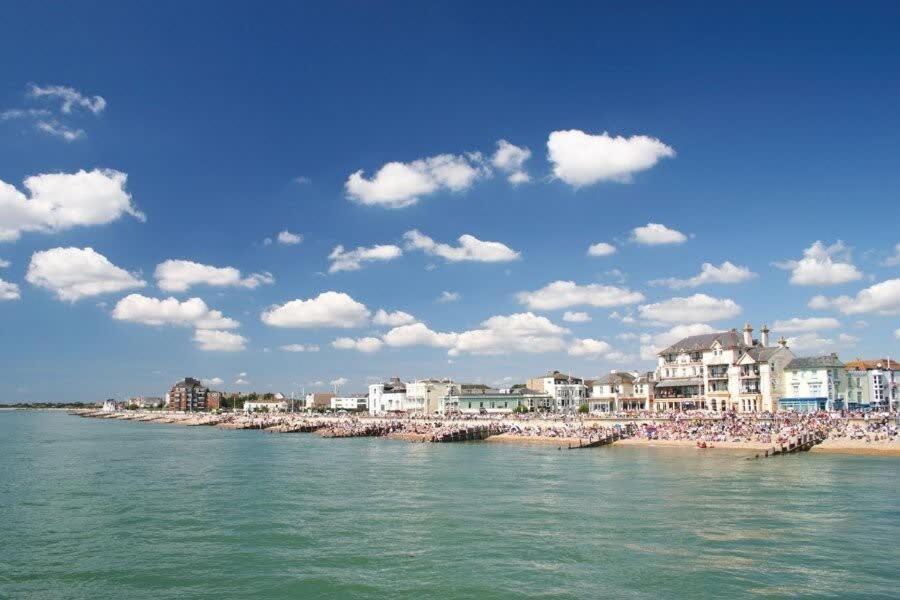 Panoramic Sea Views In Beachfront Apt W Balcony Bognor Regis Dış mekan fotoğraf