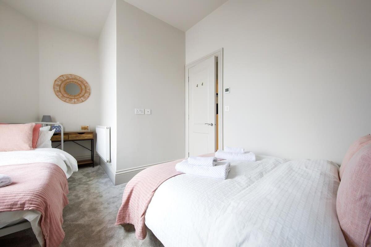 Panoramic Sea Views In Beachfront Apt W Balcony Bognor Regis Dış mekan fotoğraf