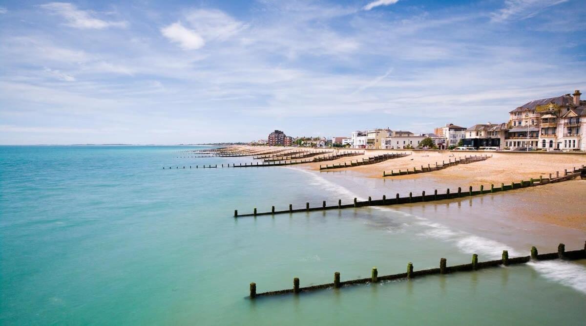 Panoramic Sea Views In Beachfront Apt W Balcony Bognor Regis Dış mekan fotoğraf