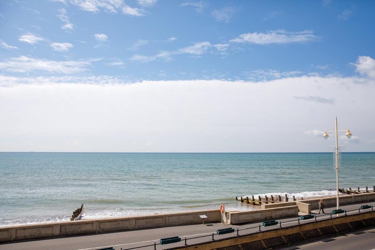Panoramic Sea Views In Beachfront Apt W Balcony Bognor Regis Dış mekan fotoğraf