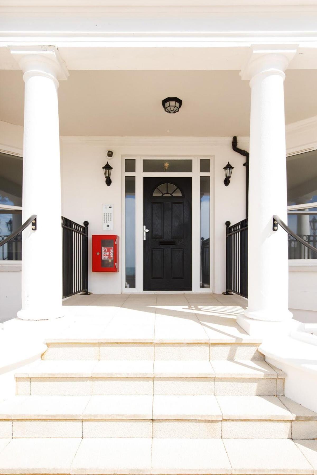 Panoramic Sea Views In Beachfront Apt W Balcony Bognor Regis Dış mekan fotoğraf